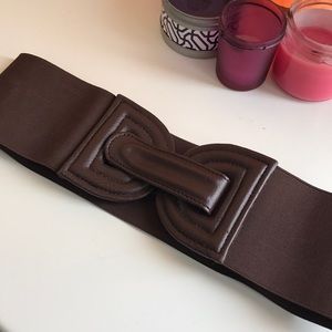 Brown elastic leather waist belt.
